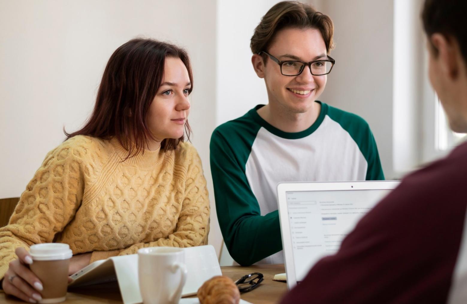 Современный офис с командой финансовых специалистов за работой